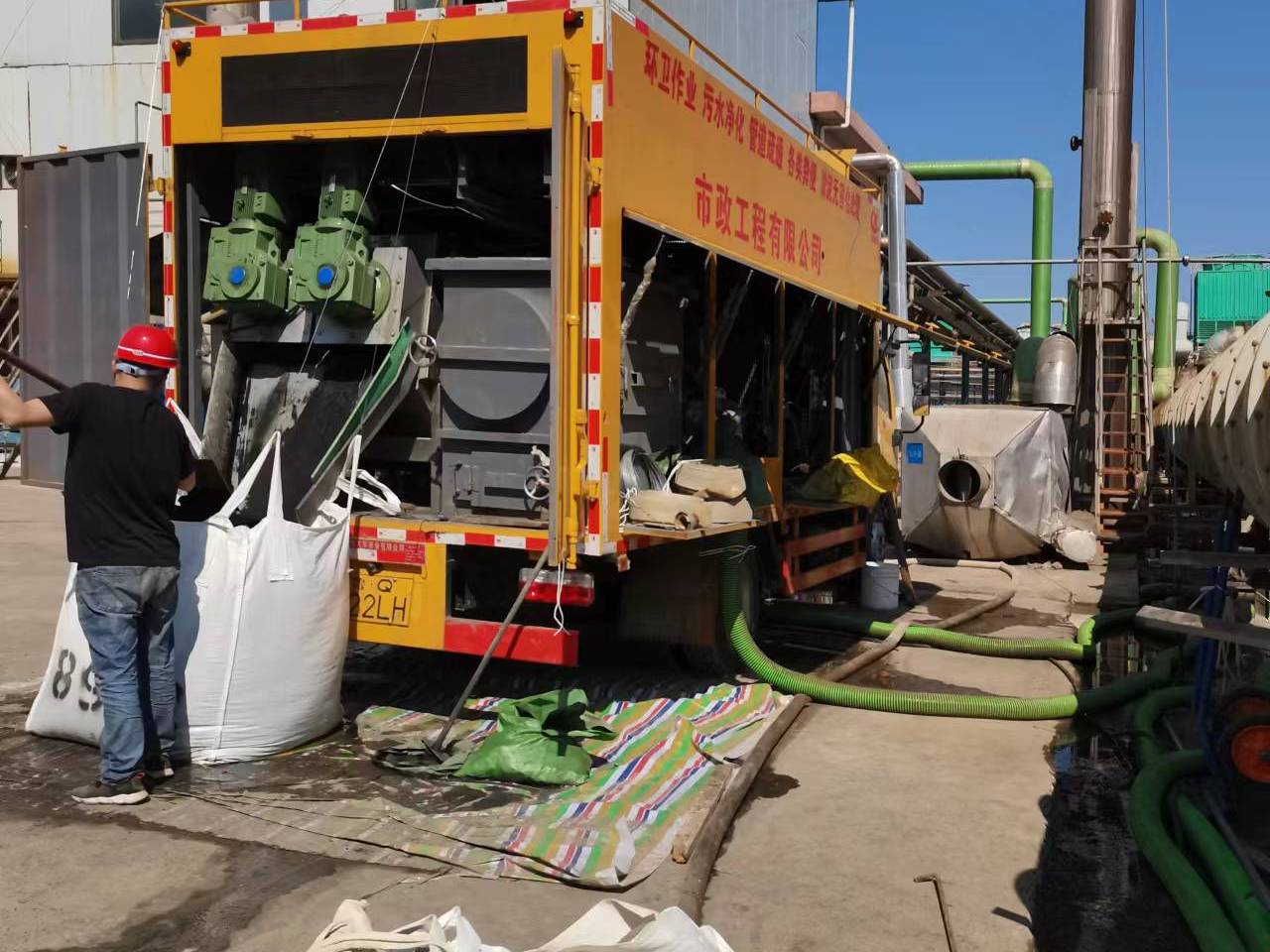 兴隆华侨农场淤泥压干处理